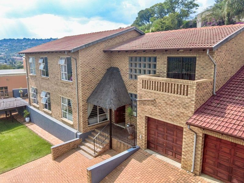 Stunning 5-Bedroom Home with Spectacular Views and Exceptional Amenities - Photo 2