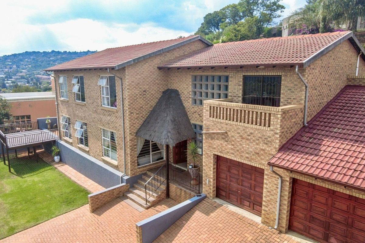 Stunning 5-Bedroom Home with Spectacular Views and Exceptional Amenities - Photo 2