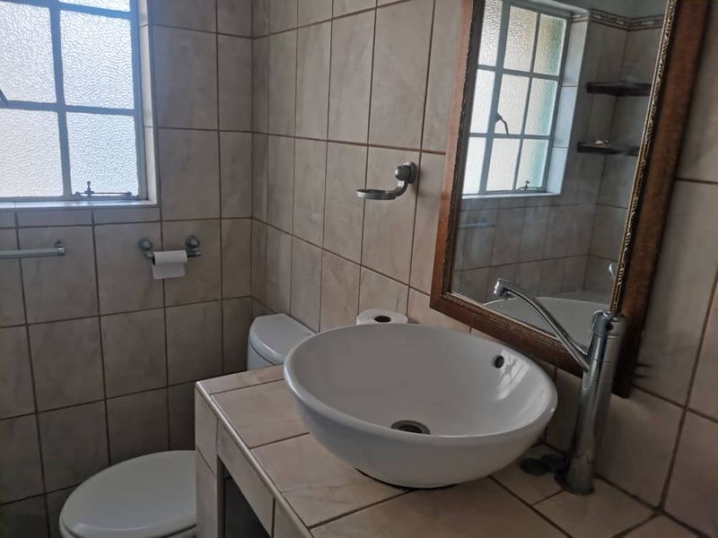 Huge double story town house in Hochland Park - Photo 5