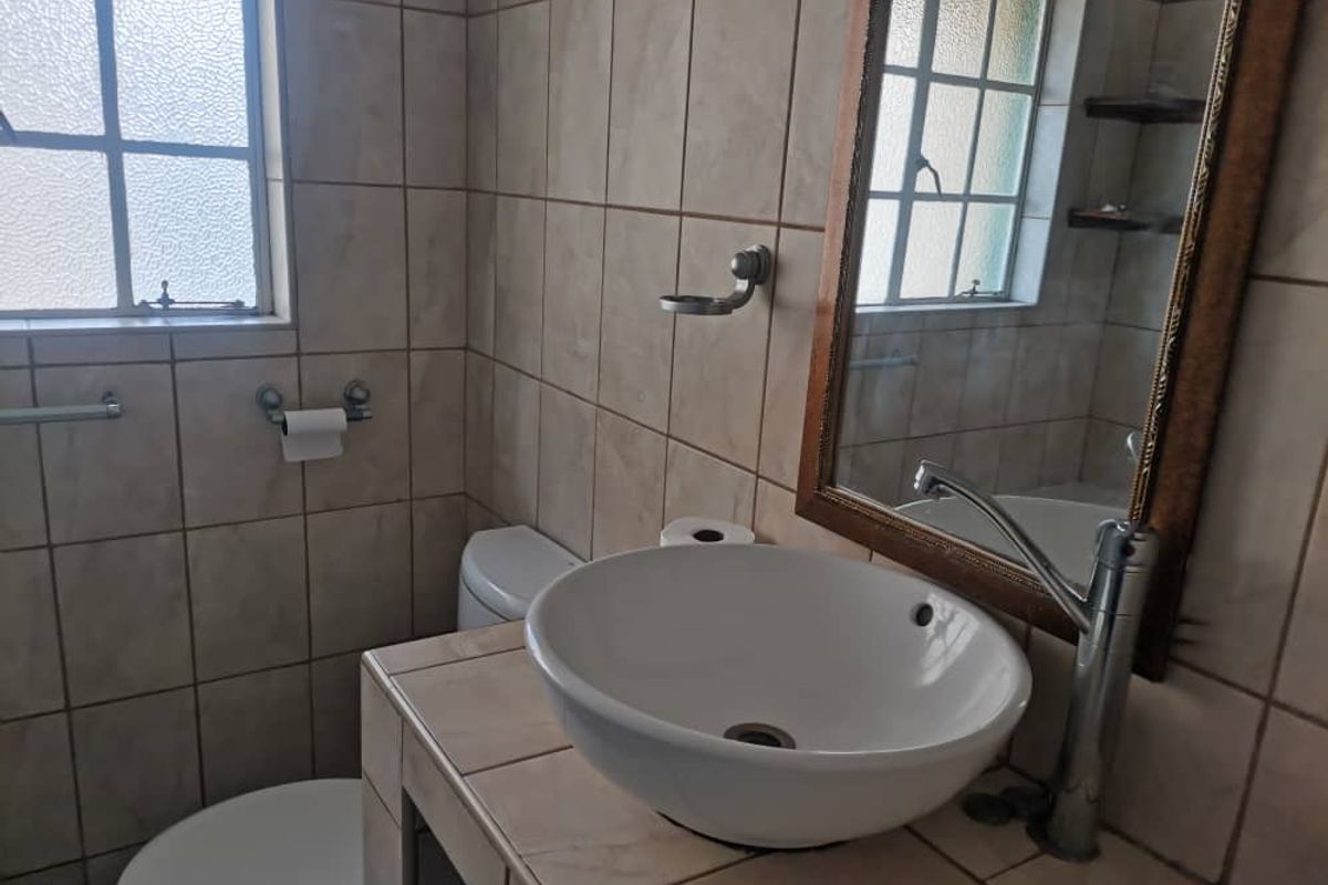 Huge double story town house in Hochland Park - Photo 5