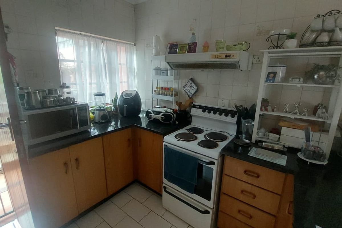 Charming 3-Bed Home with Backyard Oasis! - Photo 4