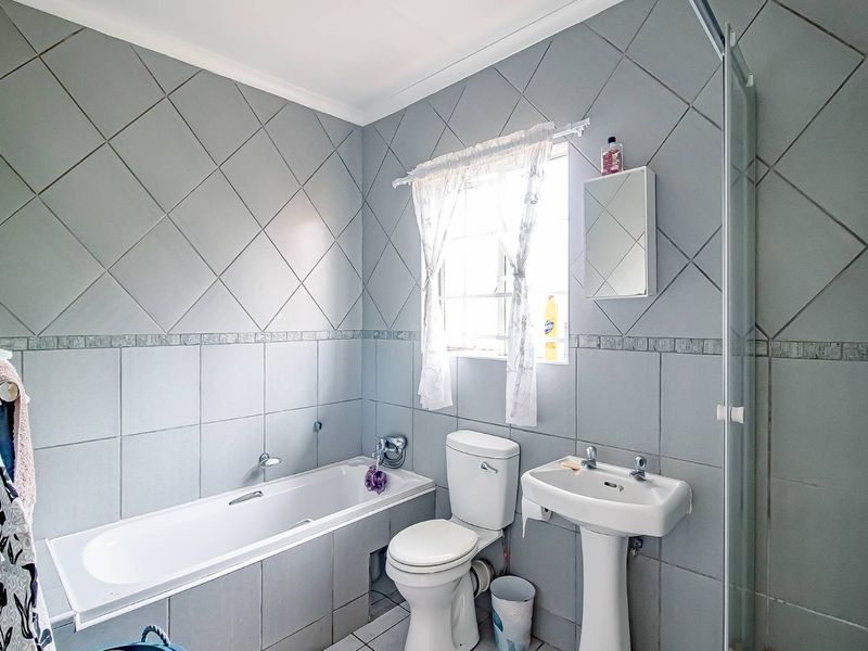 Fantastic upstairs unit with a secure tenant. - Photo 3