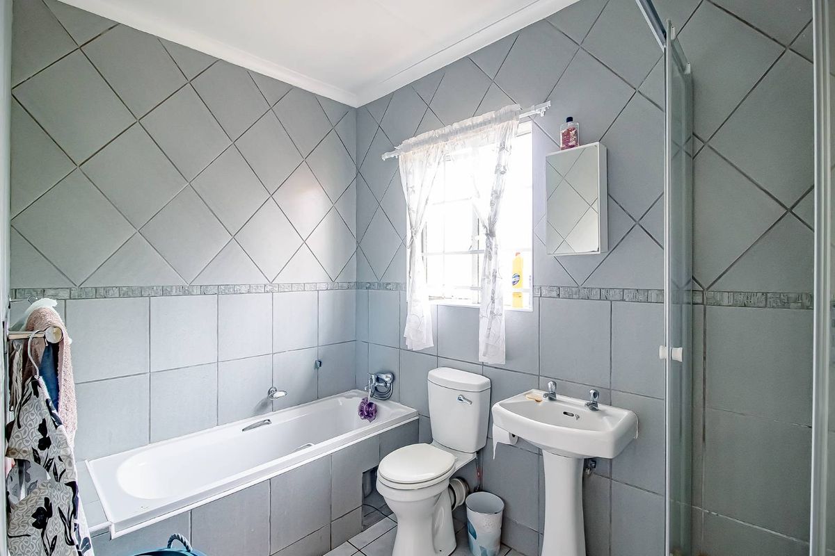 Fantastic upstairs unit with a secure tenant. - Photo 3