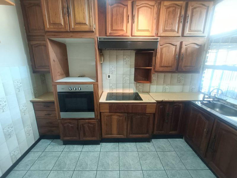 Spacious Duplex For Sale in Clubview. - Photo 2