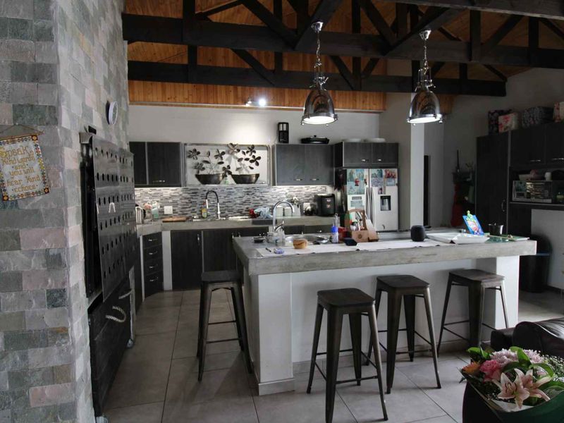 Sensational and Stylish open plan living close to schools. - Photo 2