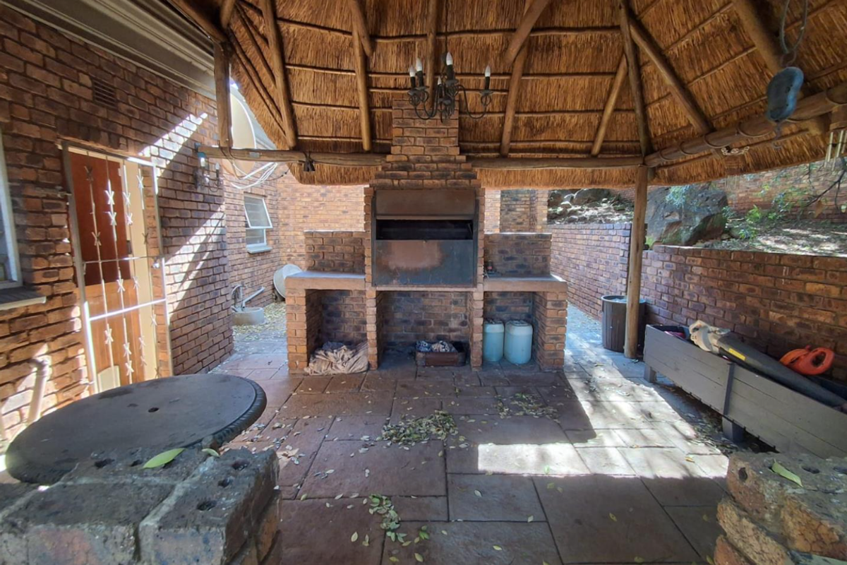 Charming Hillside Family Home with Cottage – Mulbarton - Photo 3