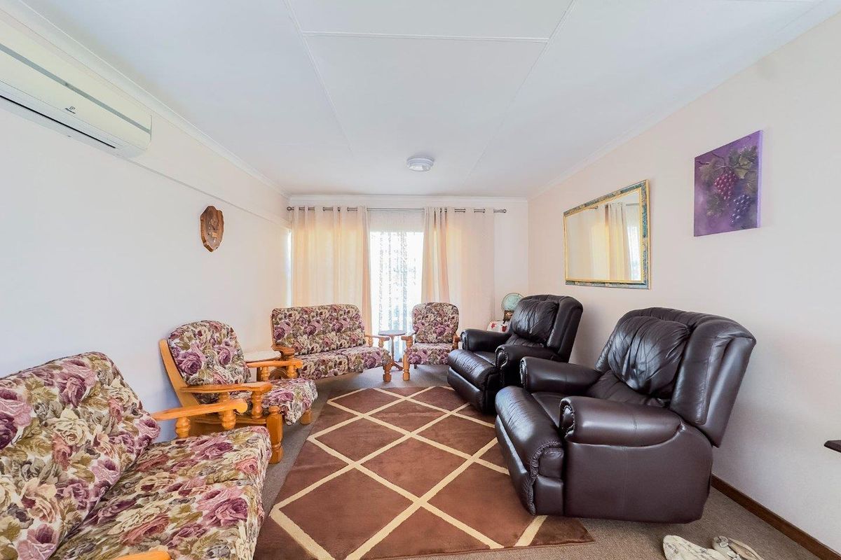 Spacious Family Home on a Large Stand with Exceptional Potential - Photo 3