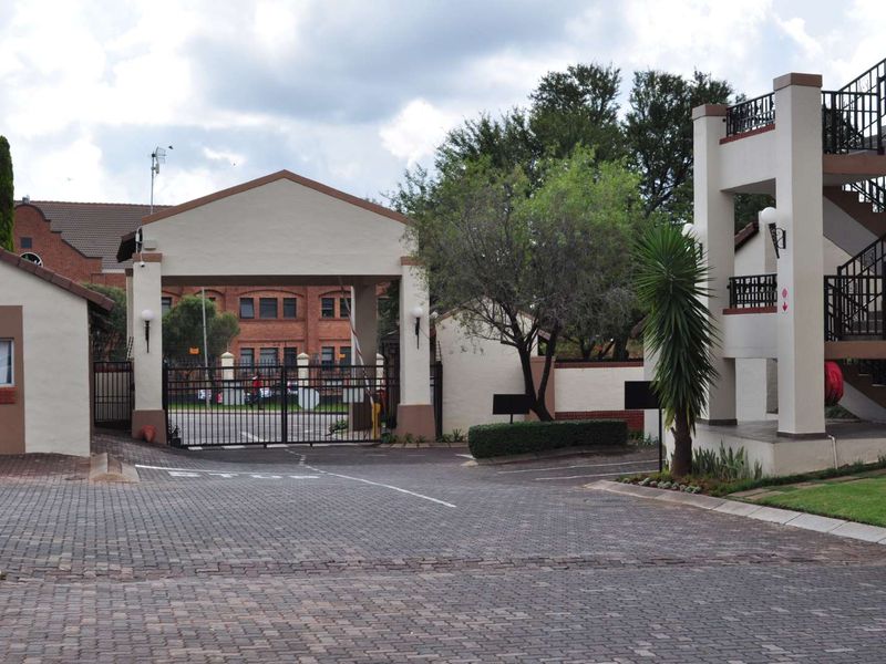 UPMARKET APARTMENT FOR SALE IN SECURITY COMPLEX IN FAERIE GLEN - Photo 1
