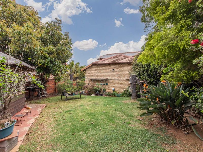 The perfect lock up and go for young proffesional in Honeydew Residential Estate, close to Christiaan de Wet and important amneities, Wilgeheuwel Hospital, Clea - Photo 4