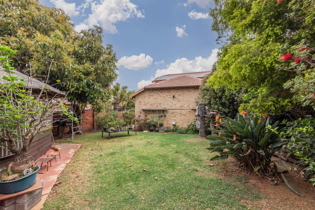 The perfect lock up and go for young proffesional in Honeydew Residential Estate, close to Christiaan de Wet and important amneities, Wilgeheuwel Hospital, Clea - Photo 4