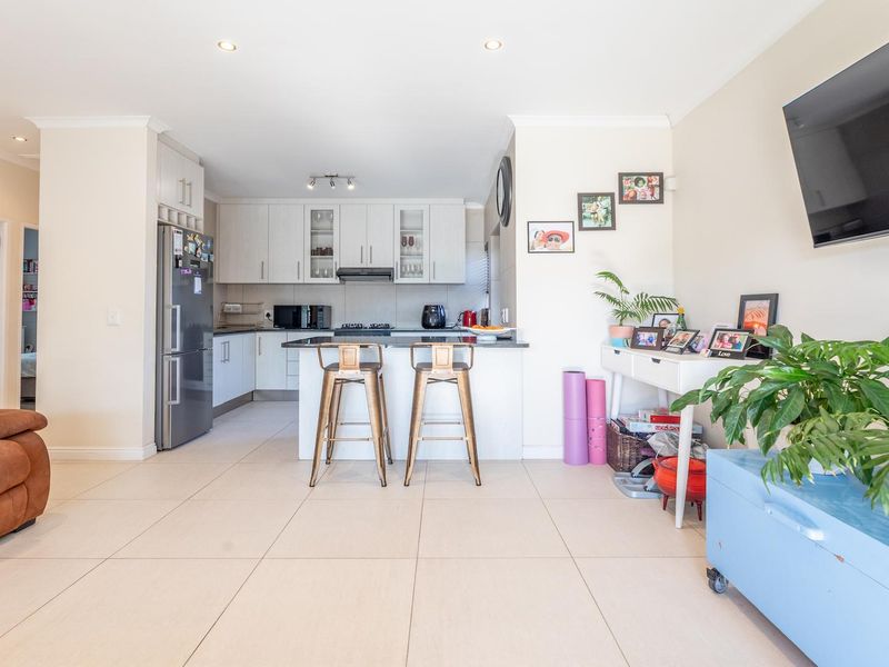 Stylish & Sunny 3-Bedroom Home with Pool – Parklands North - Photo 7