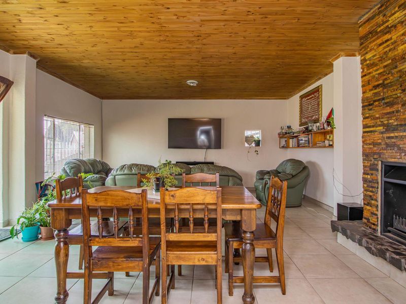 Charming Family Home with Fireplace & Spacious Garden! - Photo 8