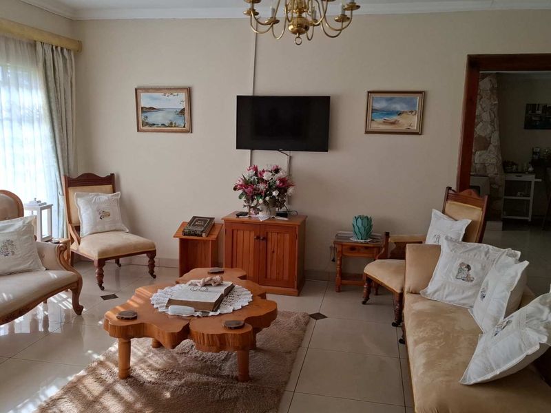Beautiful Home for the Larger Family - Photo 3