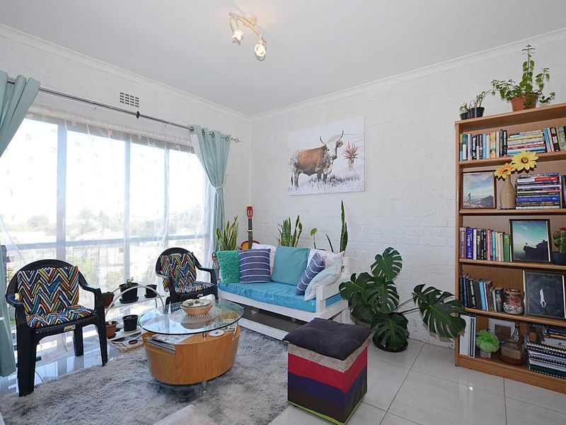 Neat Two Bedroom Apartment - Photo 2