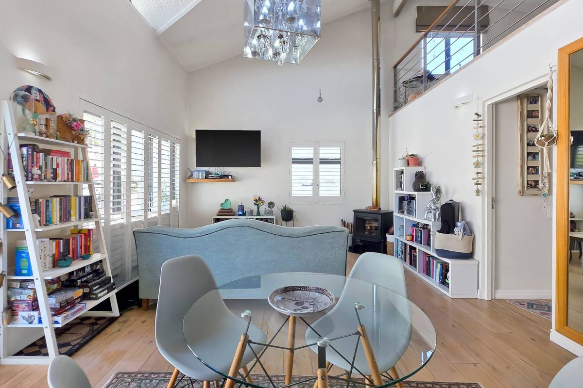 2 Bedroom Apartment in Vredehoek - Photo 5