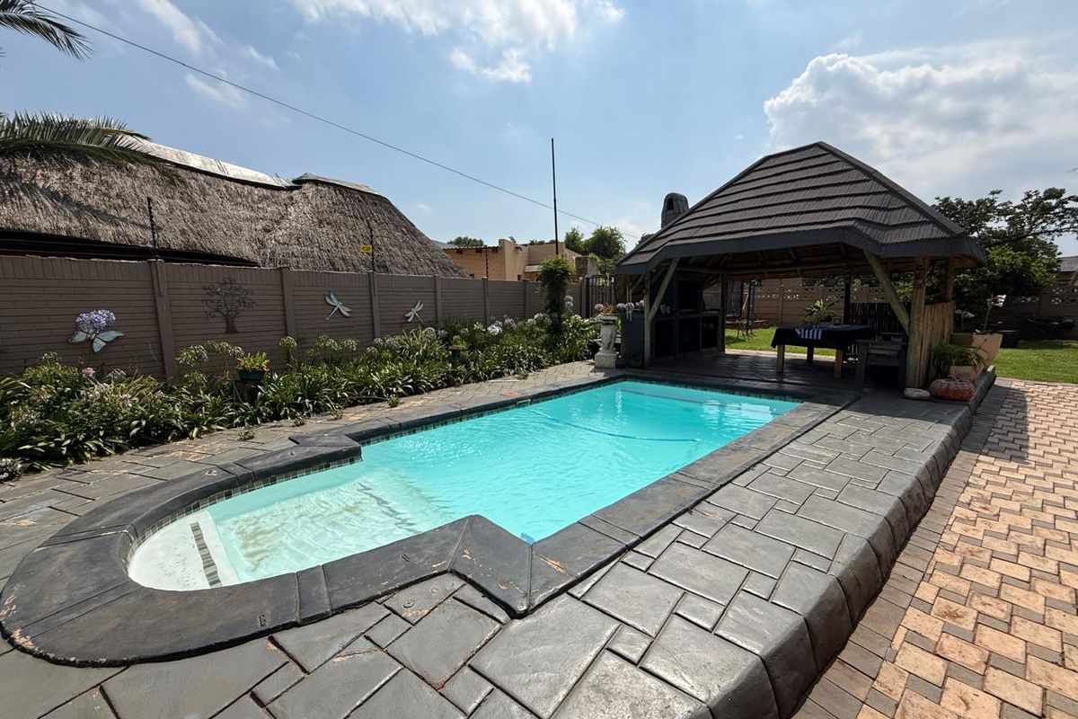 VERSATILE FAMILY HOME WITH MULTIPLE LIVING OPTIONS - Photo 2