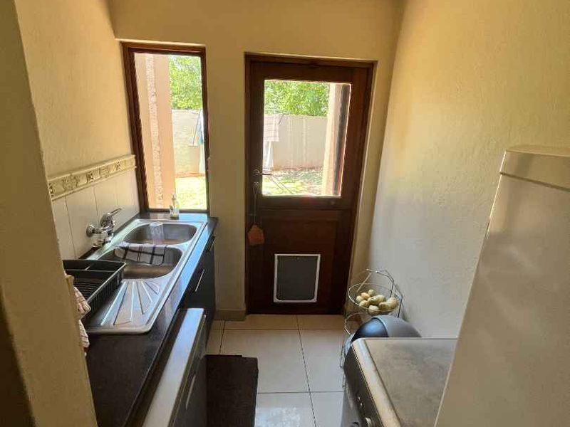 VERY SPACIOUS WITH SERVANTS QUARTERS - Photo 8