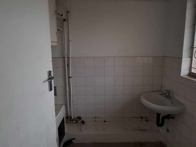 Affordable Office Space in a Central, Prestigious Locale - Photo 5
