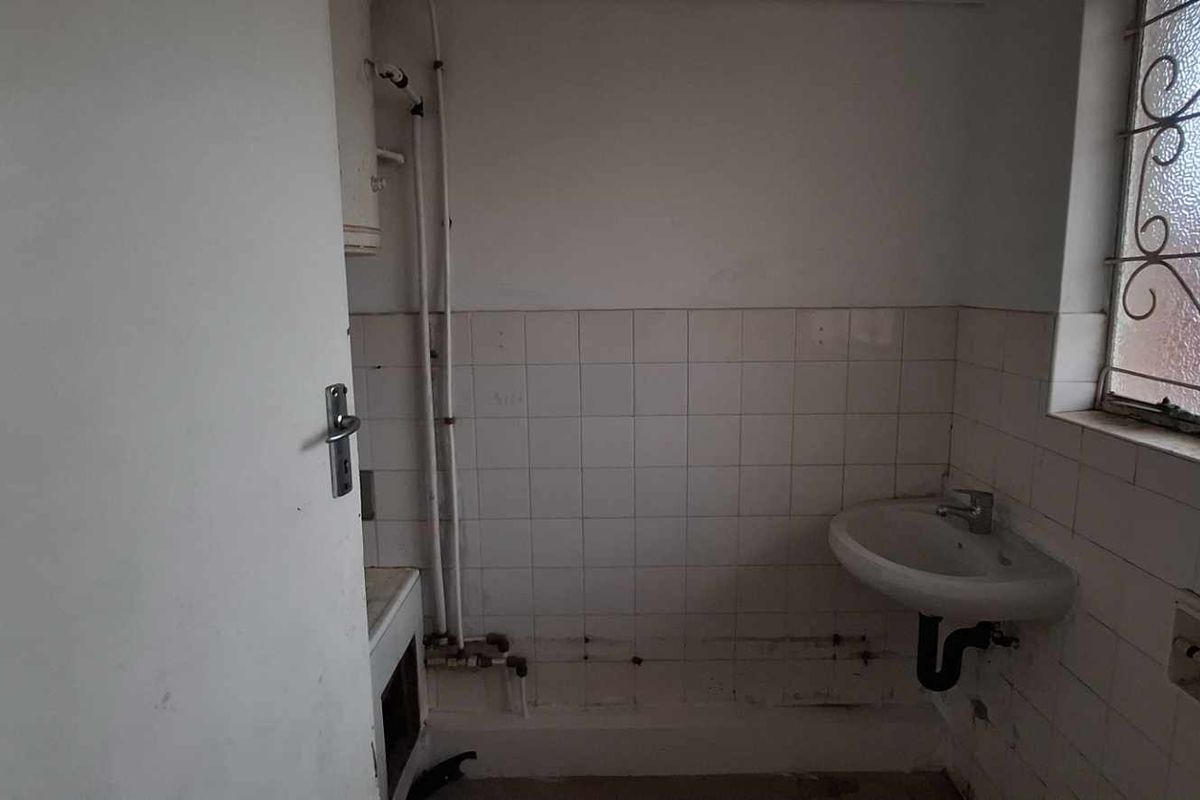 Affordable Office Space in a Central, Prestigious Locale - Photo 5