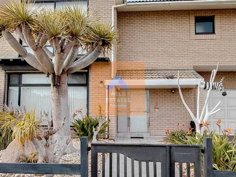 Luxurious Mansion For Sale in Kramersdorf, Swakopmund - Photo 2