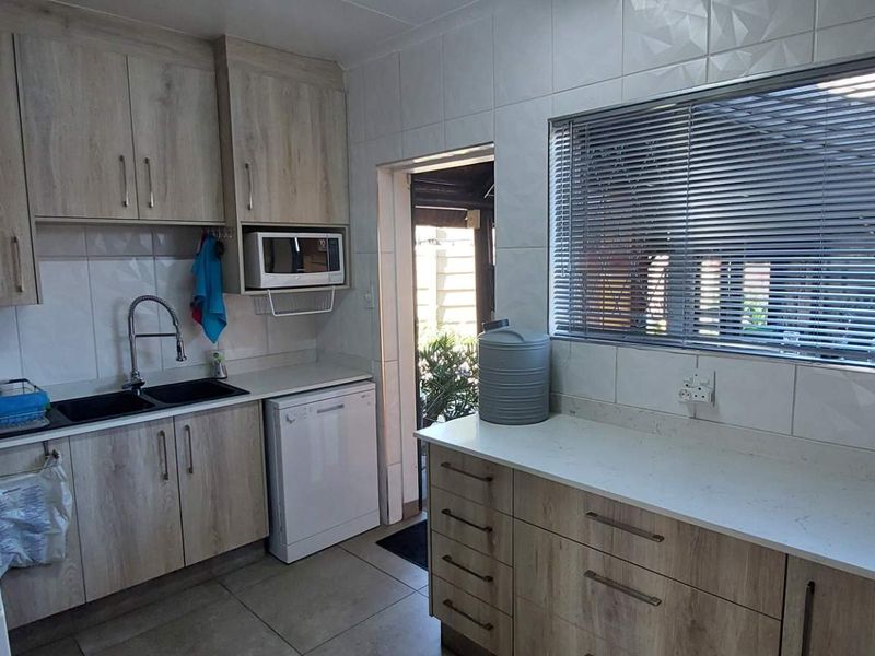 3 bedroom Entertainer with 2 bed Flat on Corner Stand - Photo 10