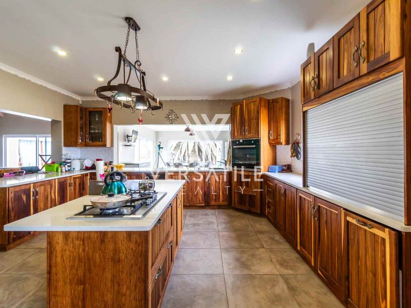 Expansive Living, Serene Setting - Photo 9