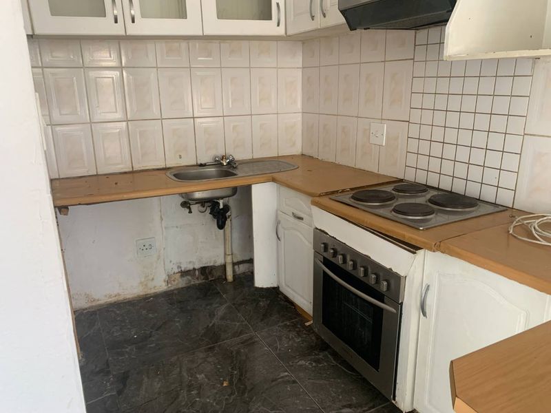 Discover your dream home in the heart of Ridgeway with this stunning 3-bedroom townhouse for sale in the highly sought-after Lion Ridge Complex, located just so - Photo 3