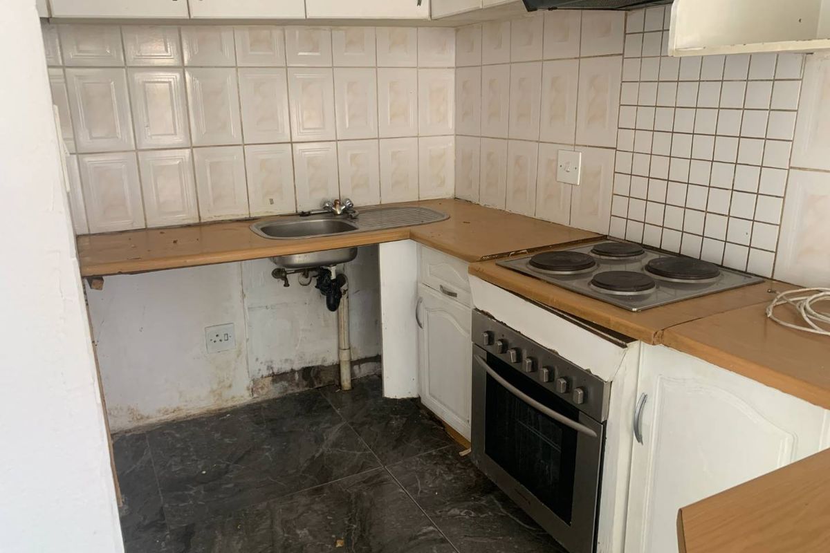 Discover your dream home in the heart of Ridgeway with this stunning 3-bedroom townhouse for sale in the highly sought-after Lion Ridge Complex, located just so - Photo 3