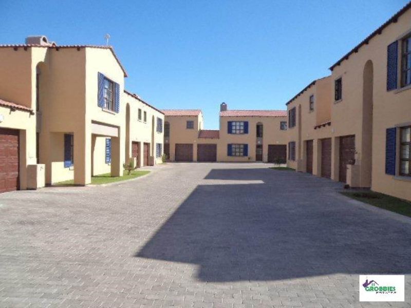 3 bedrooms Townhouse in Fairways Estate - Photo 2