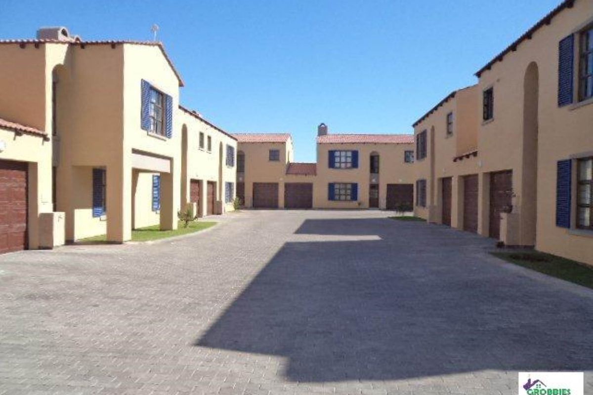 3 bedrooms Townhouse in Fairways Estate - Photo 2