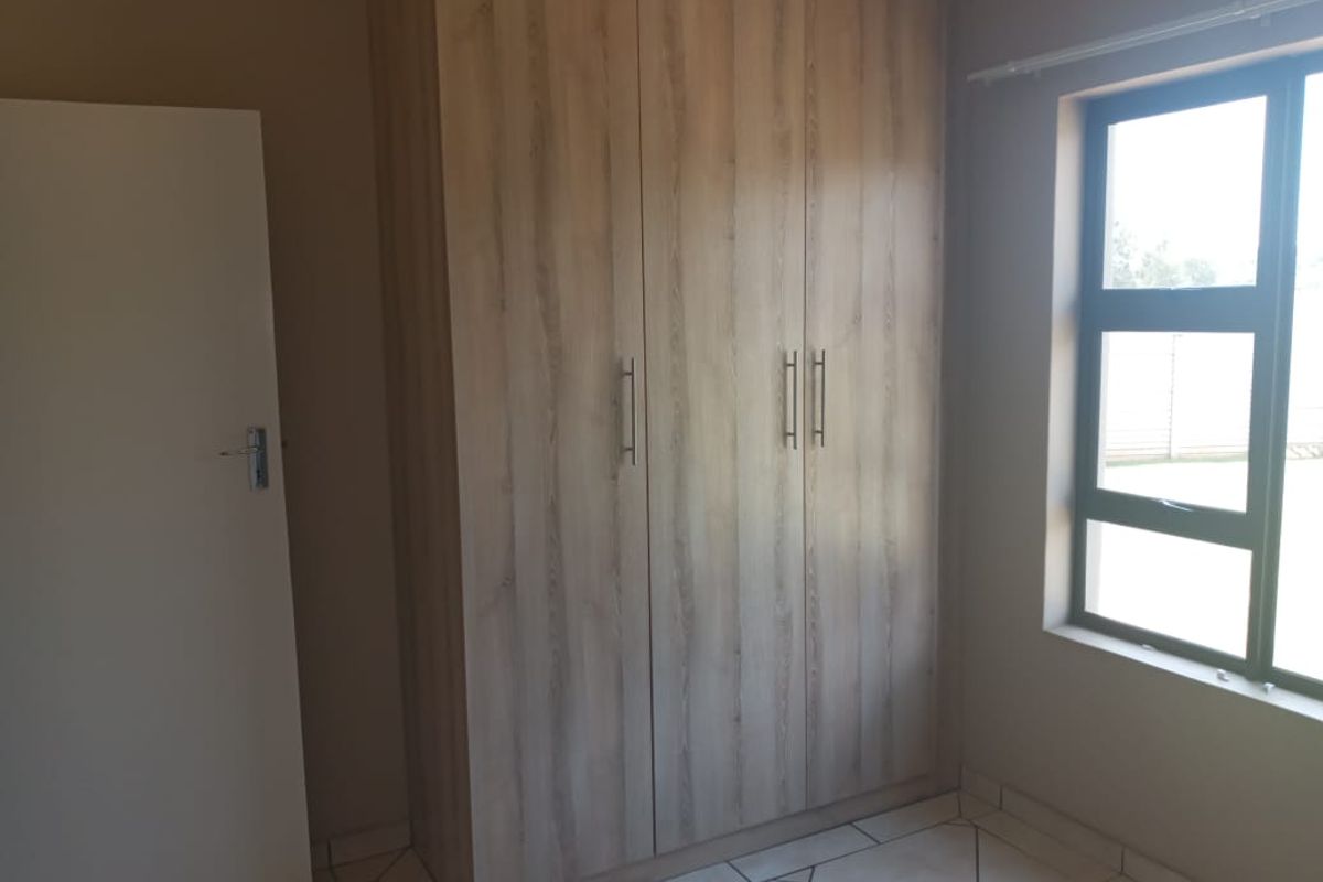 Three bedroom townhouse in Private Estate Kookrus Meyerton Gauteng - Photo 2
