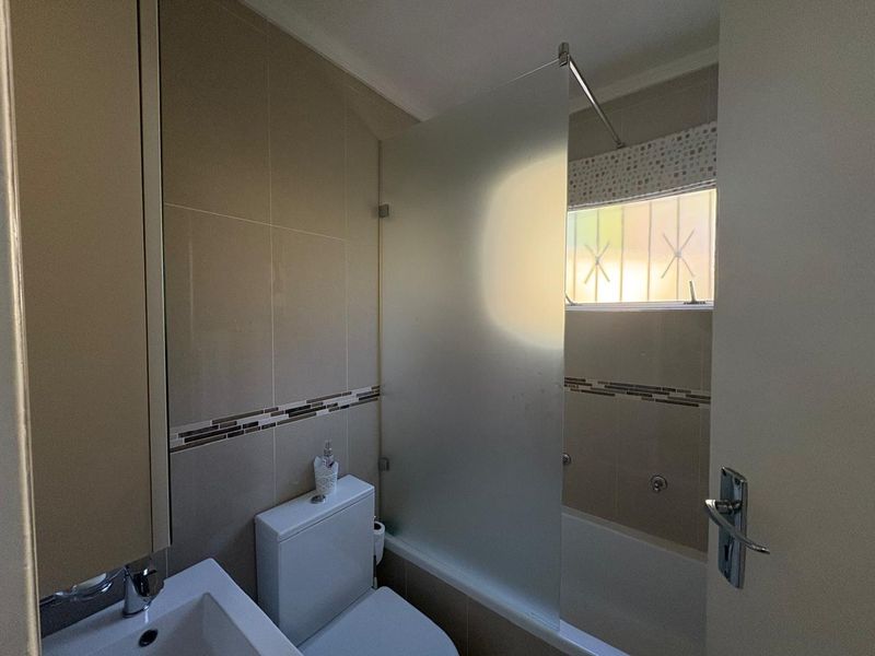 Renovated Garden Apartment in Prime Morningside Position - Photo 9