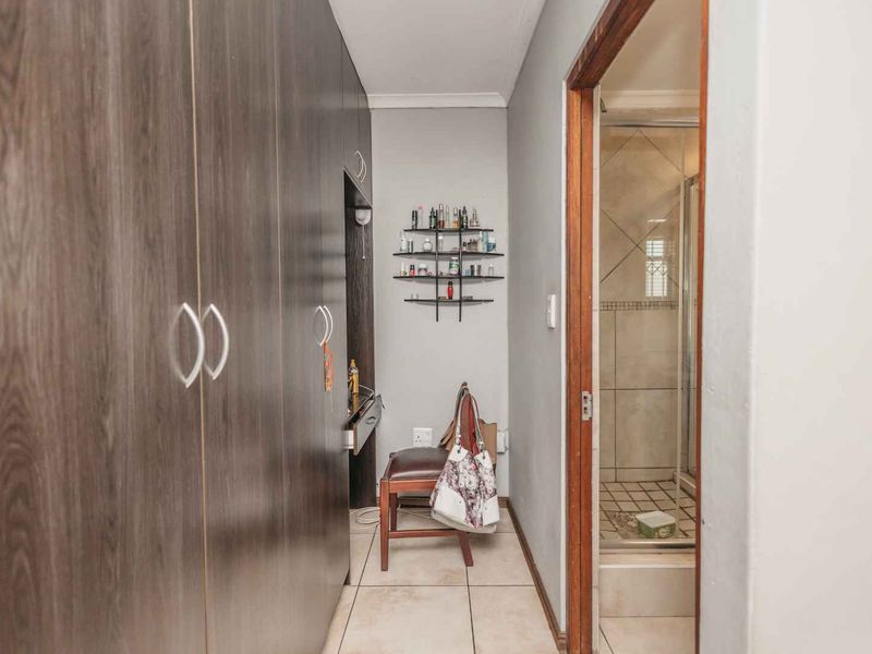 Beautiful 4-bedroom house with equestrian facilities on a smallholding to rent - Photo 9