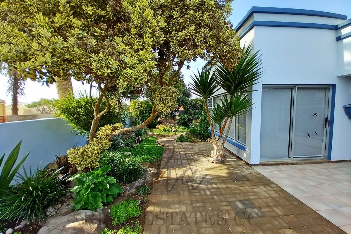 Extravagant House in the Heart of Hentiesbay, Walking Distance From Town - Photo 2