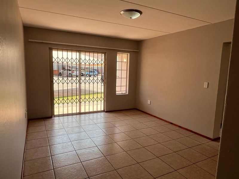 Sunny ground floor unit for sale in Elwood Complex, Rynfield - Photo 3