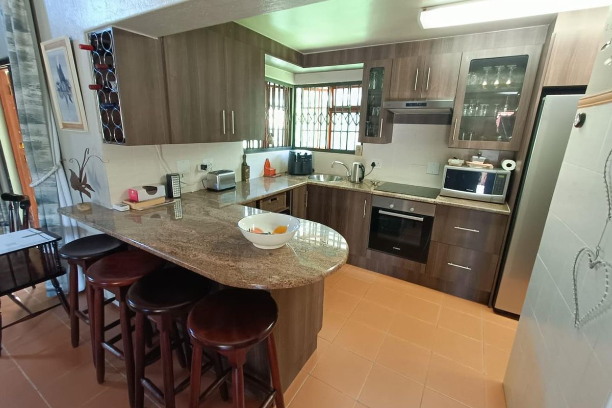 Spacious Family Living with an Attached Flatlet in Desirable Clubview! - Photo 5