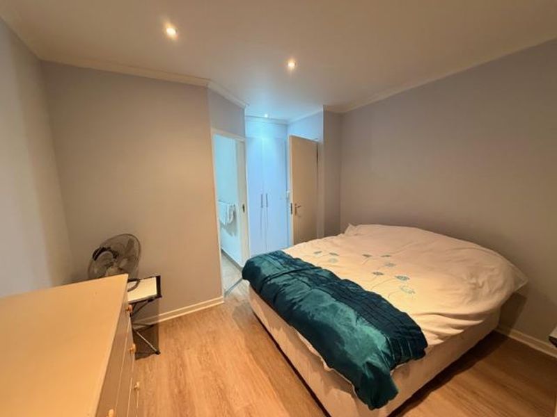 2 Beds, 2 bathrooms UNFURNISHED apartment with 2 parking bays, juliette balcony - Photo 4