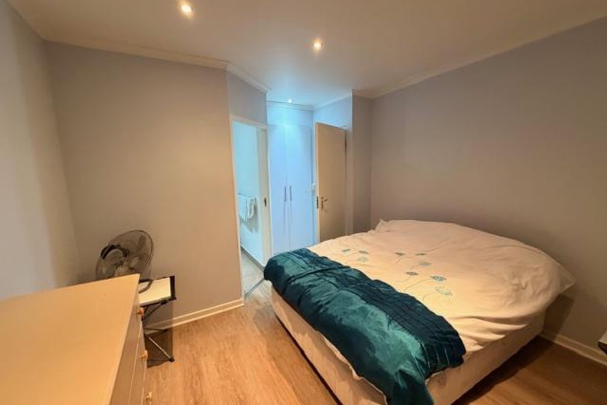 2 Beds, 2 bathrooms UNFURNISHED apartment with 2 parking bays, juliette balcony - Photo 4