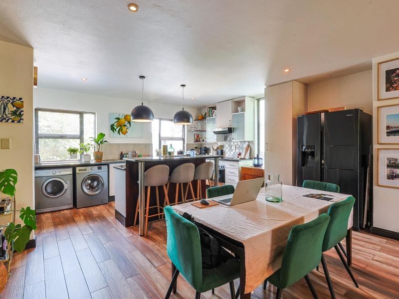 Modern 2 Bedroom Townhouse in Sought-After Lombardy Estate - Photo 4