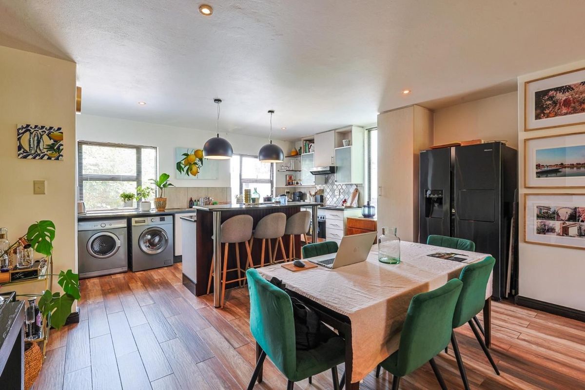 Modern 2 Bedroom Townhouse in Sought-After Lombardy Estate - Photo 4