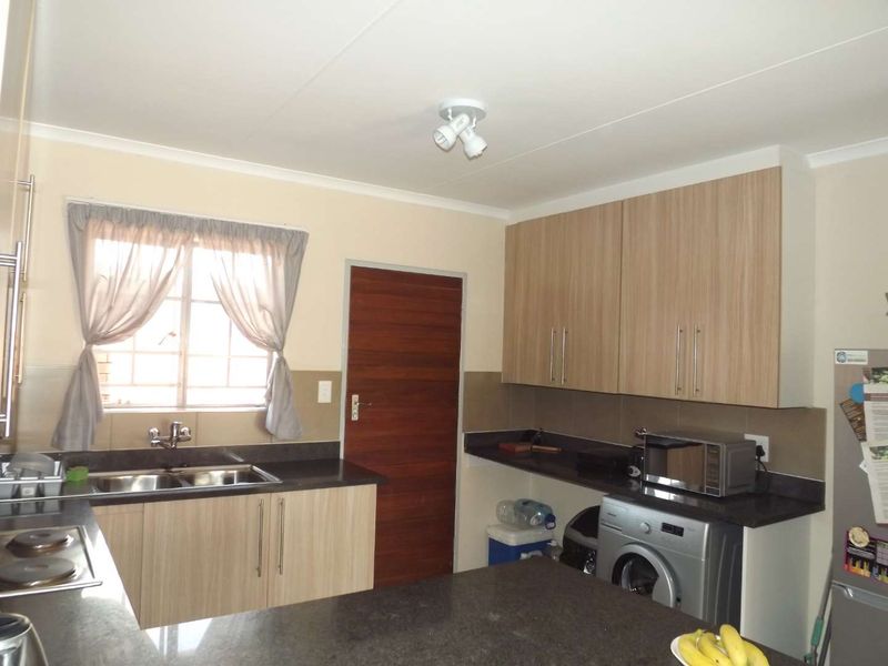 Modern 3 Bedroom Townhouse in Prime Location - Photo 7