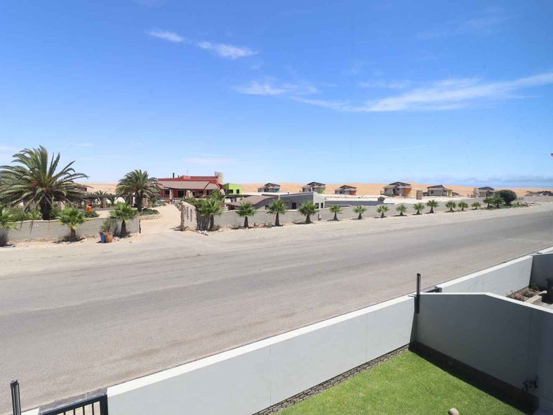 Luxury 3-Bedroom Townhouse Overlooking the Namib Dunes, Perfect Home or Airbnb Investment - Photo 2