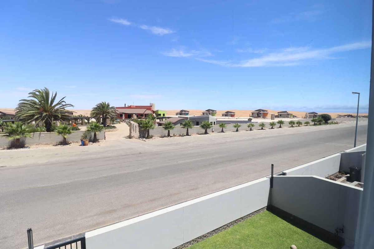 Luxury 3-Bedroom Townhouse Overlooking the Namib Dunes, Perfect Home or Airbnb Investment - Photo 2