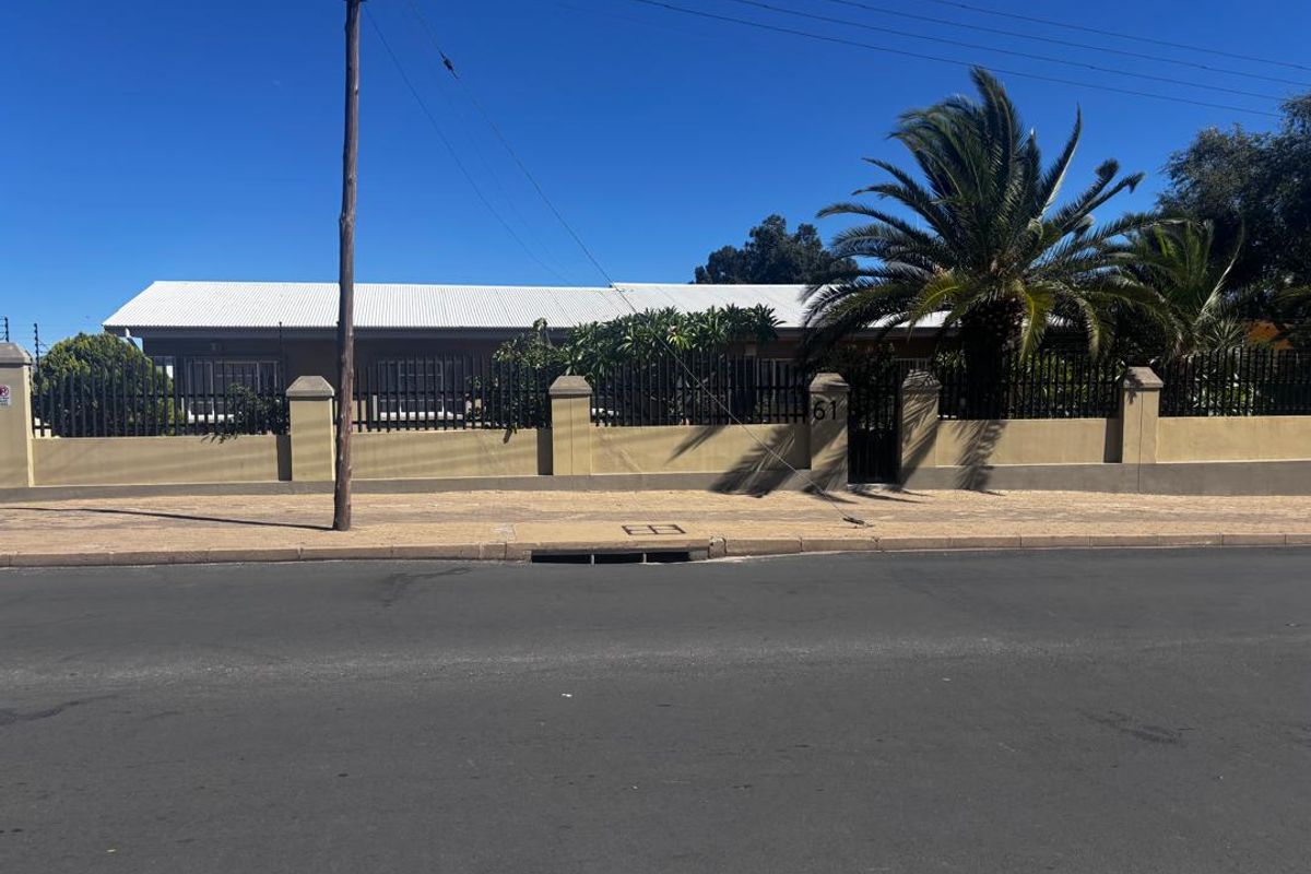 4 BEDROOM FAMILY HOUSE FOR SALE - WINDHOEK WEST - Photo 2