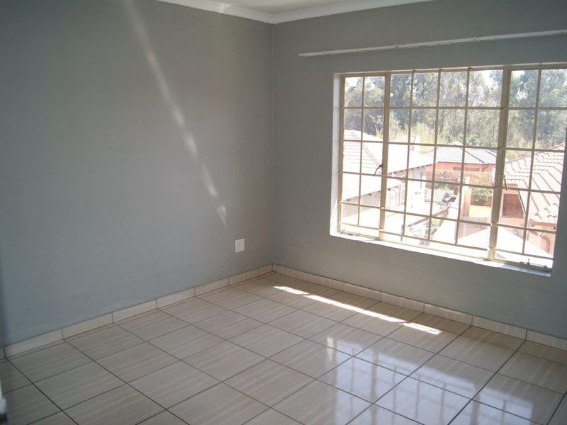 **Charming 2-Bedroom Apartment with Modern Amenities** - Photo 9