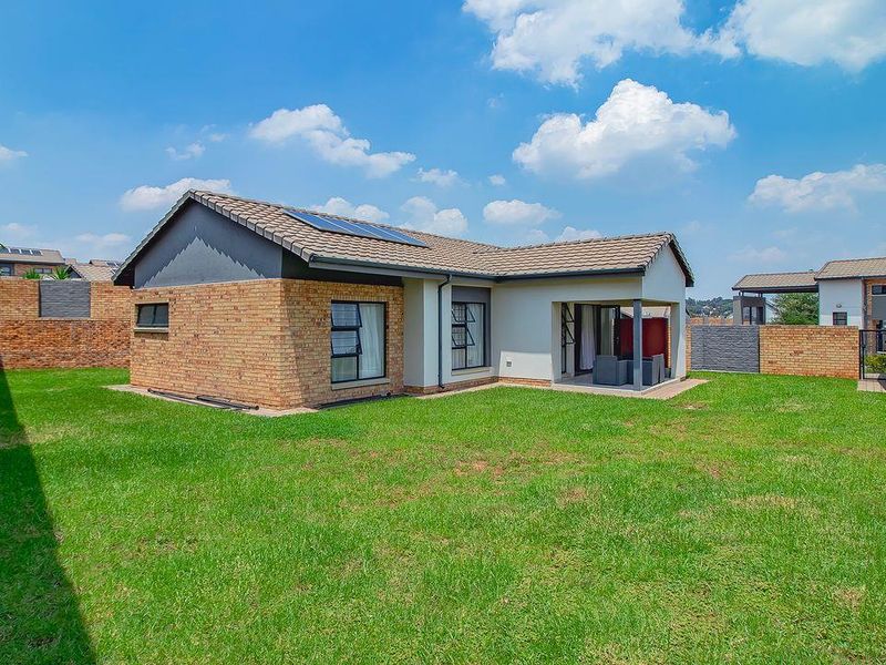 Family home in the Maddison - Photo 2