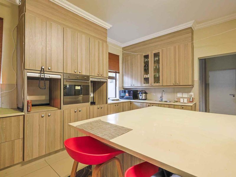 3 Bedroom Family Home with Pool & Covered Patio - Photo 8