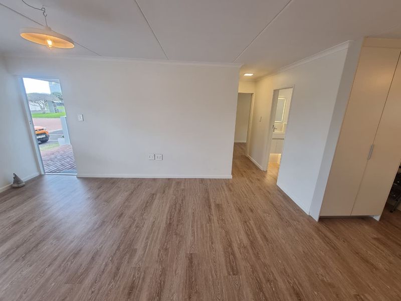 New Renovated Unfurnished 2-Bedroom Ground Floor To Rent in Blaauwbergstrand - Photo 4