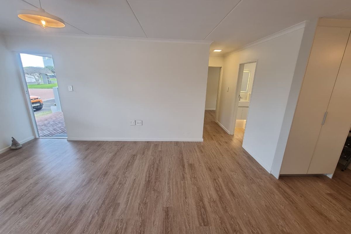 New Renovated Unfurnished 2-Bedroom Ground Floor To Rent in Blaauwbergstrand - Photo 4