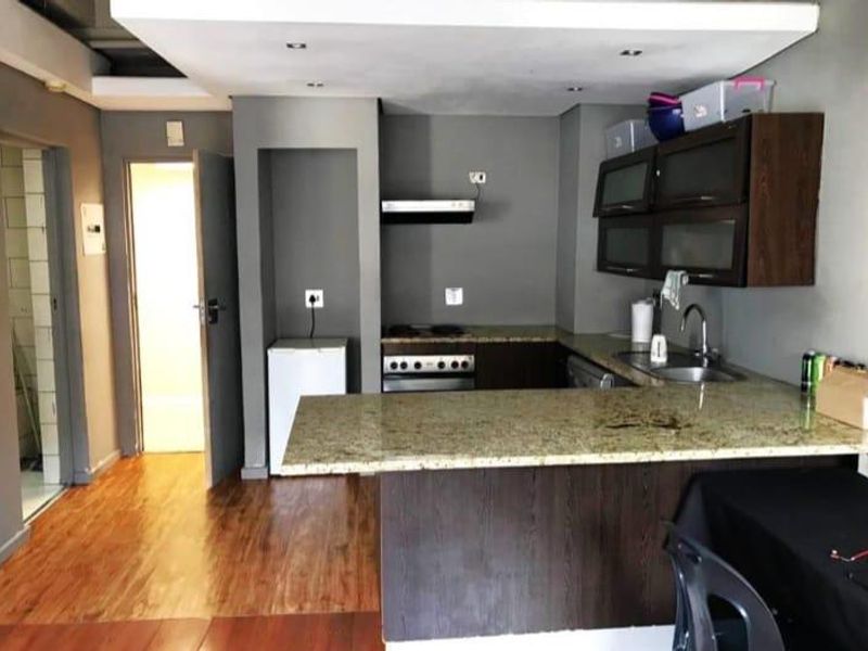 Bachelor apartment in Braamfontein, Johannesburg. - Photo 6
